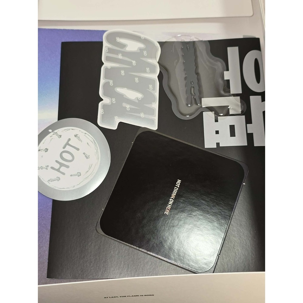 LE SSERAFIM HOT Vol.3 Bleached Aura Album EUC Kpop Photobook CD - Picture 7 of 10